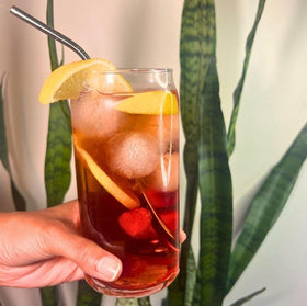 4C Raspberry Tea powder dissolving into glass for a refreshing drink