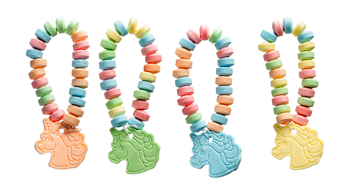 4YoreElves unicorn party table centerpiece featuring candy bracelets.