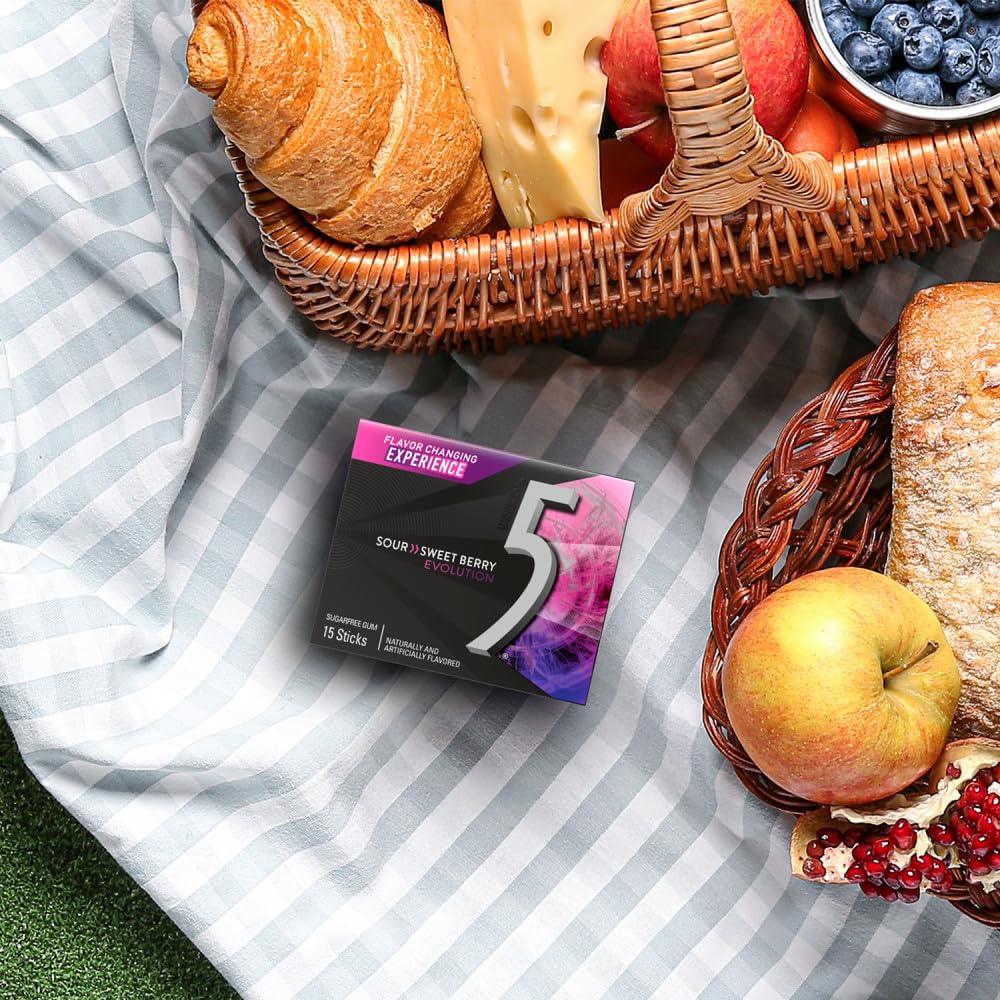 Refreshing after a meal with 5 GUM Evolution Sour to Sweet Berry