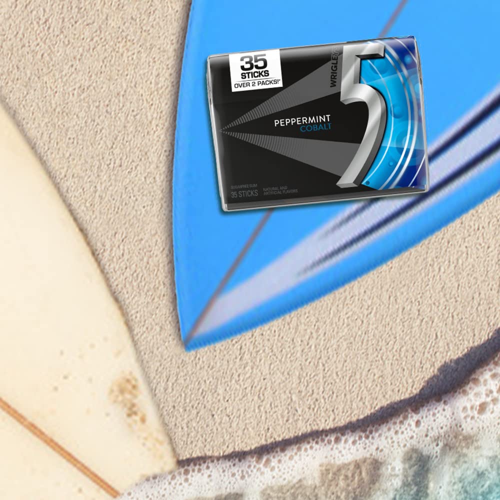 Person holding a 5 Gum Peppermint Cobalt pack on the go