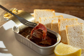 Agostino Recca gourmet-seafood-gift-pack conveys Italian craftsmanship and gifting appeal.