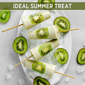 AKI ORGANIC Kiwi Powder pour demonstrates vibrant tint for drinks and toppings.