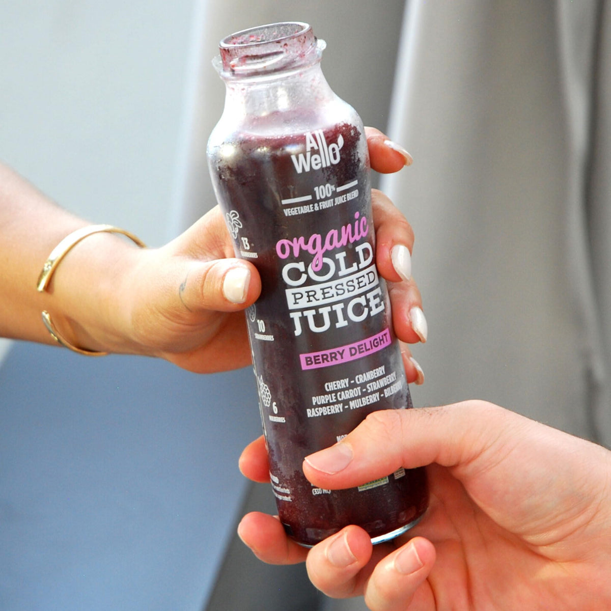 ALLWELLO Go Green bottle highlights greens for daily nutrients.