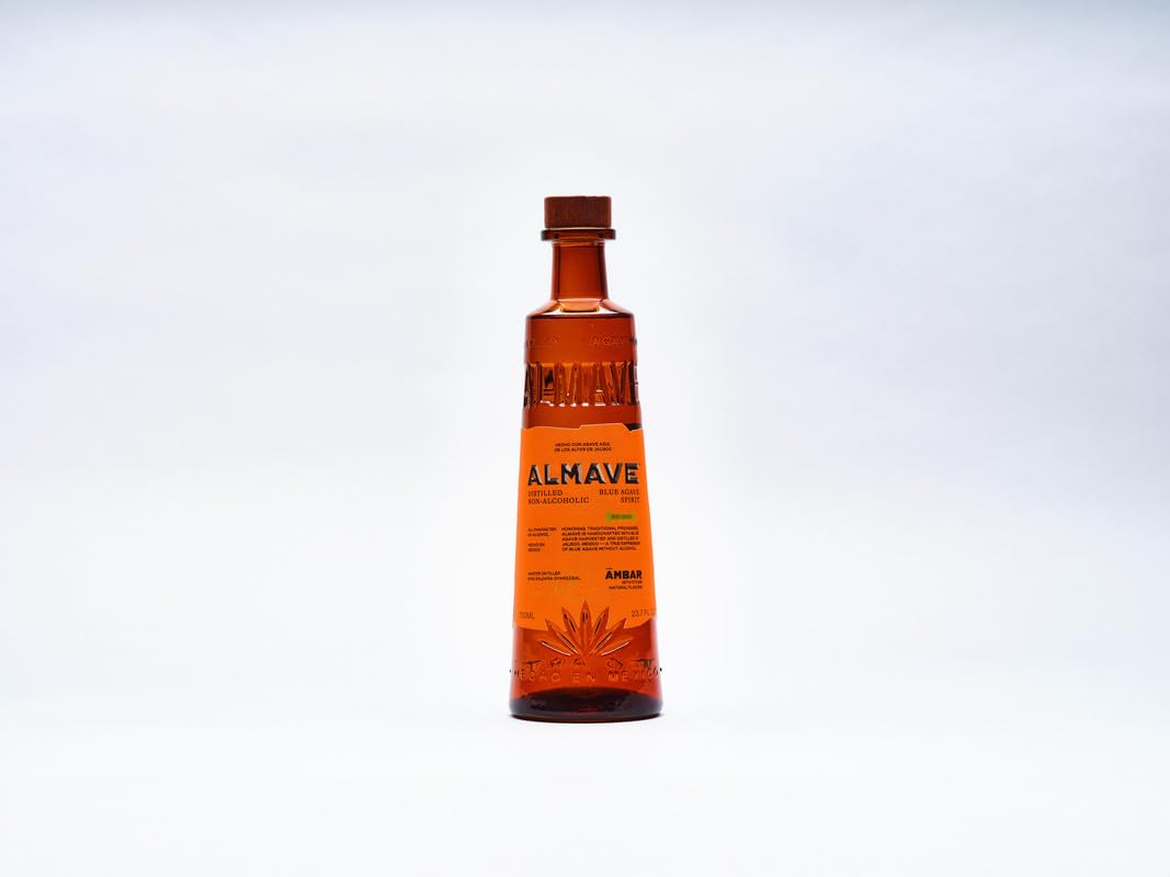 ALMAVE Ámbar spirit in glass neat, ideal for non-alcoholic cocktails.