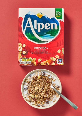 Alpen Original Muesli 950g ingredients with oats and dried fruits for a wholesome mix