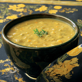 Amy's Organic Split Pea Soup can—gluten-free vegan pantry staple.