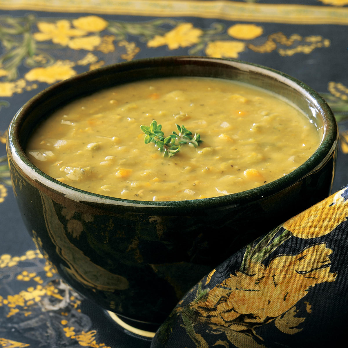 Amy's organic split pea soup can close-up showing ingredients.
