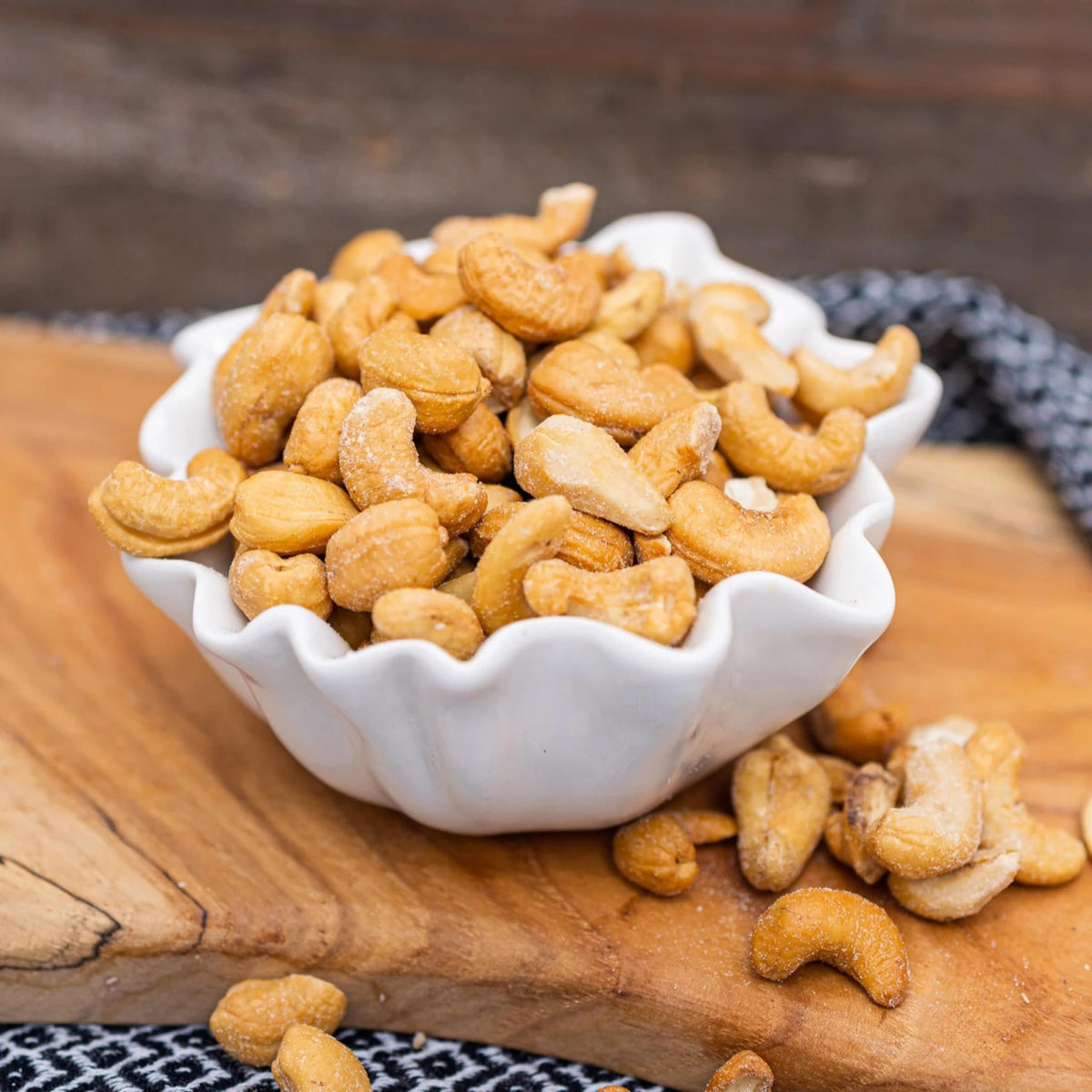 Ingredients and nutrition panel for Anna and Sarah cashews roasted salted, aiding informed snacking.