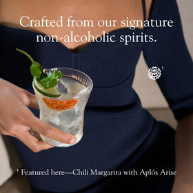 Aplós serving ideas with glasses and cans on a table for social moments