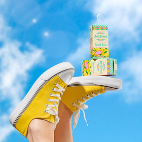 Arizona Decaffeinated Lemon Tea served with lemon slices for a crisp citrus experience.
