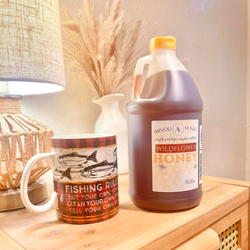 Arvoli packaged honey jar with handle for convenient scooping.