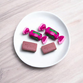 Assortit Raspberry Mamba Chews individually wrapped for freshness and easy sharing.