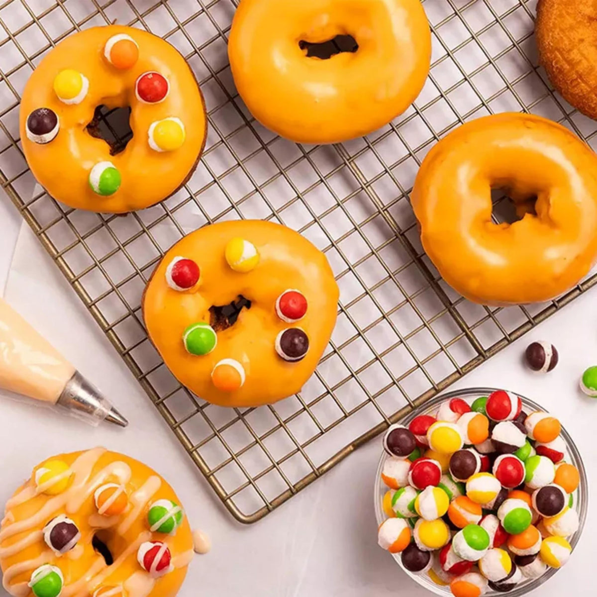 Assortit Skittles POP’D Crisp Bite conveys a light texture and rich fruit flavor.