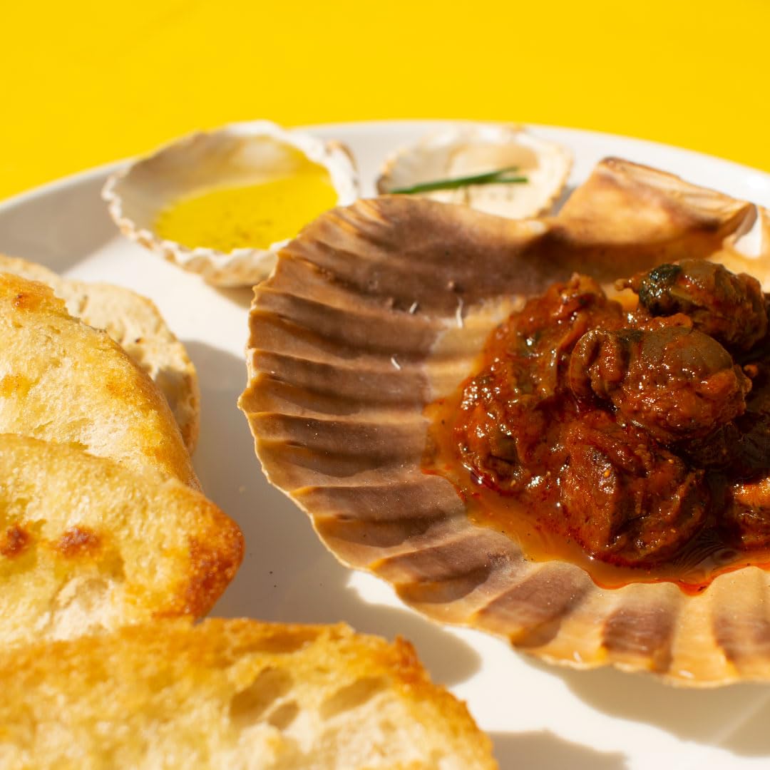 Ati Manel open can with spoon, quick seafood meal.
