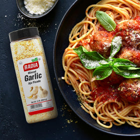 Badia garlic minced powder texture close-up with uniform flakes for consistent flavor.