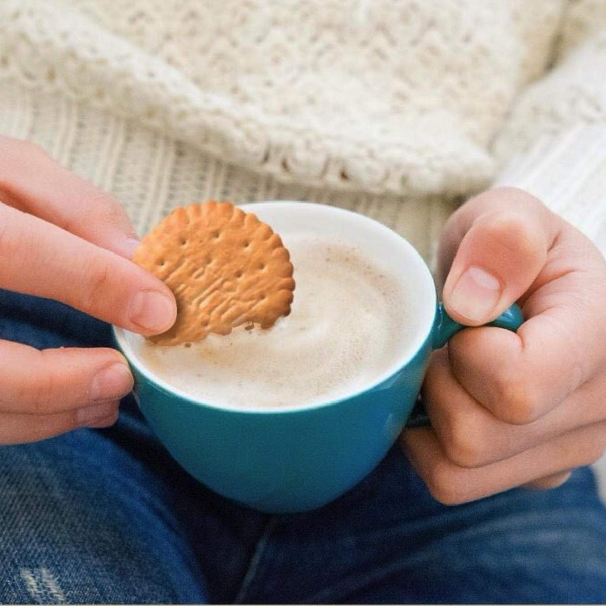 Bahlsen HIT cookie ready to dunk in milk for a nostalgic moment.