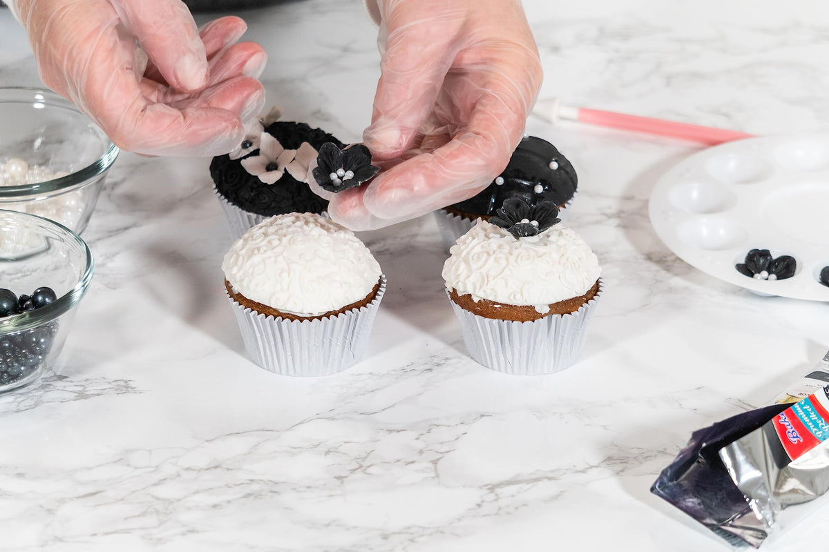 Bakerpan fondant enables detailed edible decorations on cakes, cupcakes, and cookies.