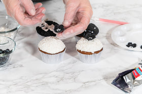 Bakerpan fondant enables detailed edible decorations on cakes, cupcakes, and cookies.