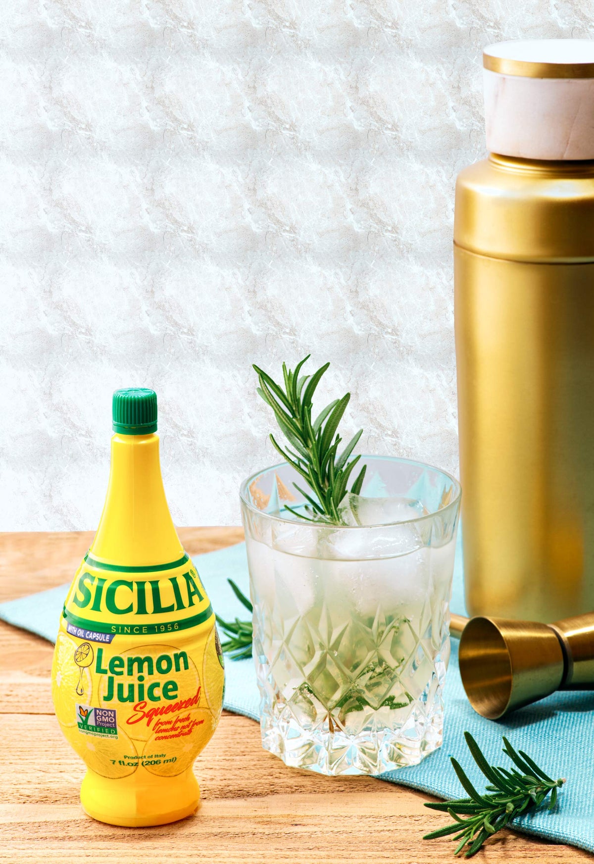 BANRIN Sicilia Lemon Juice bottle label emphasizes imported Italian quality for reliable freshness.