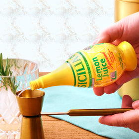 BANRIN Sicilia Lemon Juice bottle pour highlights refreshing citrus notes ideal for quick seasoning.