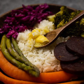 Cultured ghee by Banyan Botanicals, traditional preparation and quality.