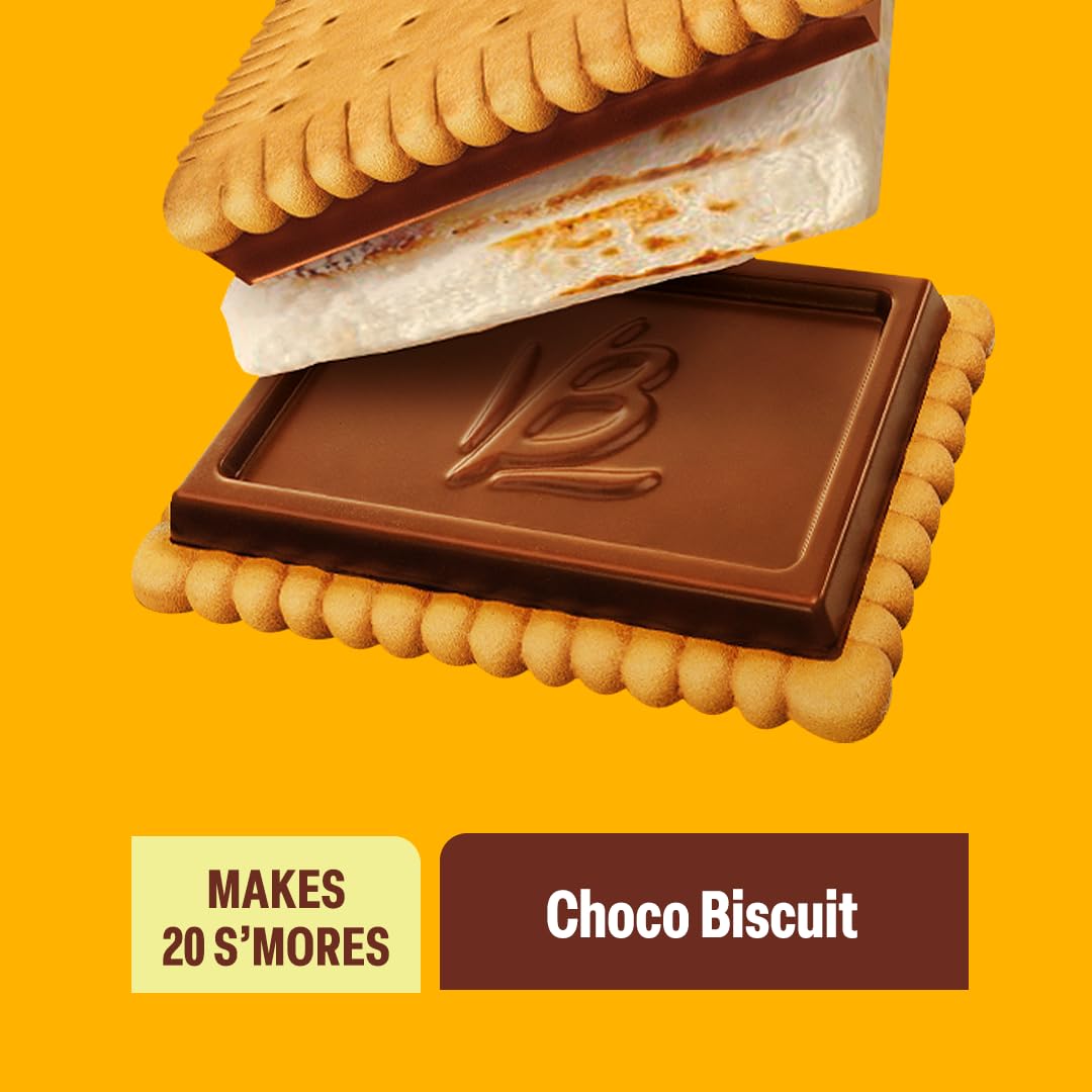 Bauducco marshmallows close-up paired with crispy chocolate biscuits for indulgent s’mores.