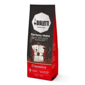 Bialetti Classico coffee beans ready to grind for a flavorful start.