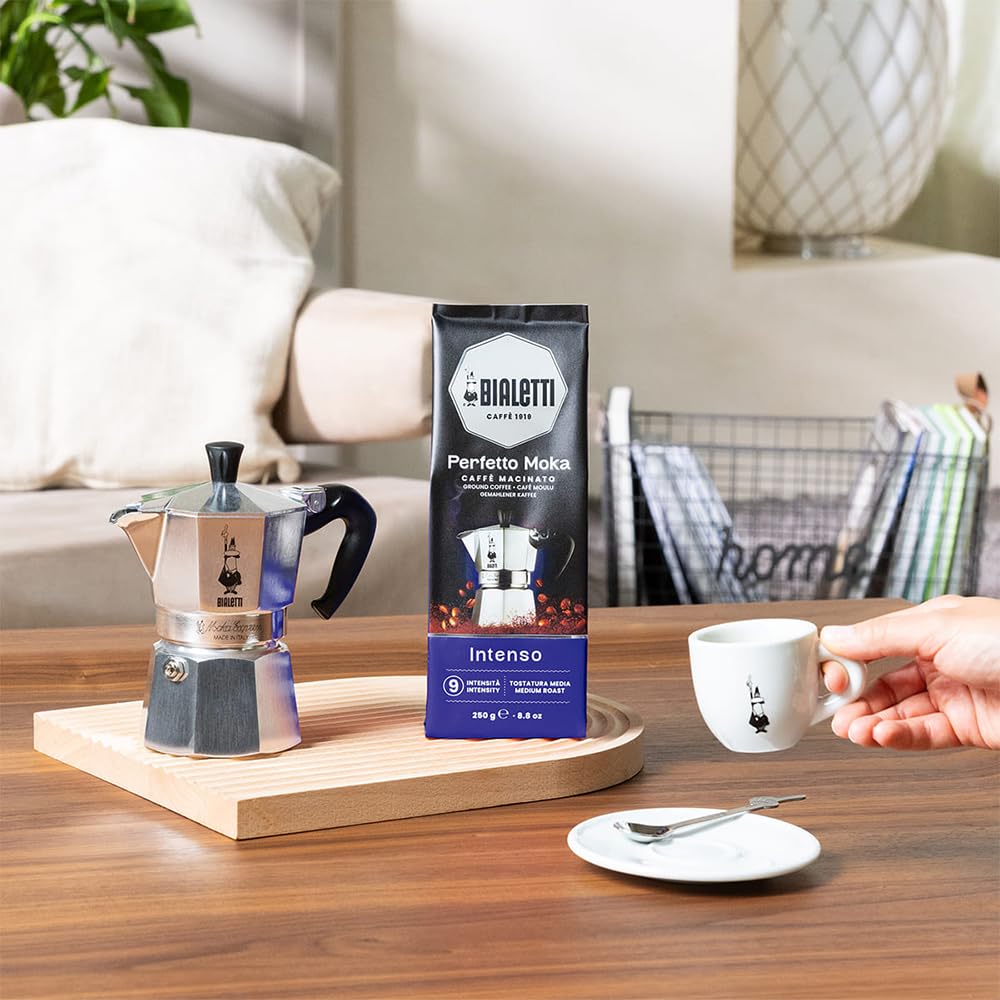 Bialetti Perfetto Moka coffee pour illustrating smooth extraction for a creamy cup