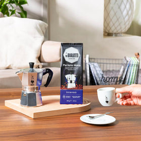 Bialetti Perfetto Moka coffee pour illustrating smooth extraction for a creamy cup