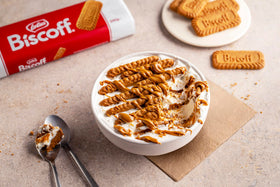 Biscoff cookies 300-pack close-up crumbs, crisp caramelized texture for snacking