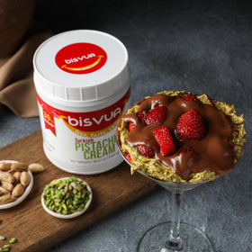 Bisvua Pistachio Cream 30 percent used as macarons filling