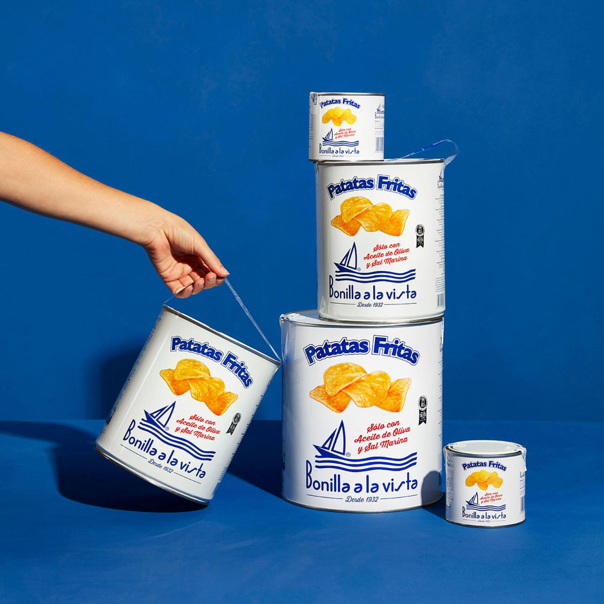 Bonilla a la Vista serving with people suggests ideal moments for sharing snacks
