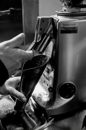 Bristot Crema Oro whole beans beside a grinder for quick mornings.
