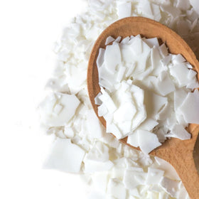 Cake S.O.S Paramount Crystals melt chocolate smoothly for glossy coatings.