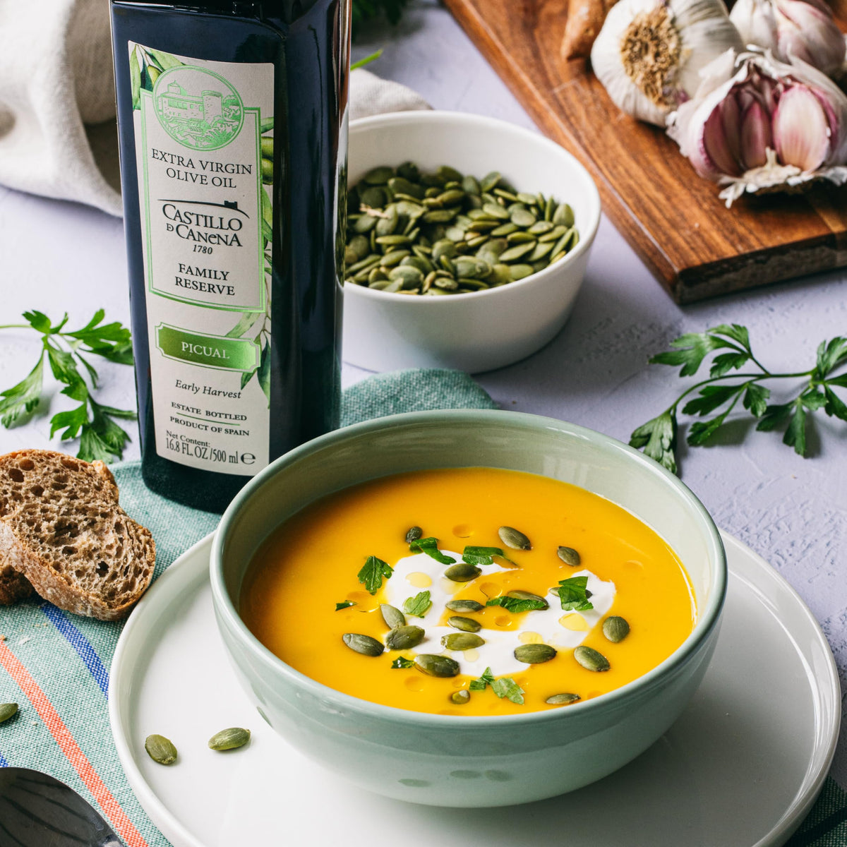 Castillo de Canena Picual olive oil pour highlights rich aroma ideal for dressings and finishing.