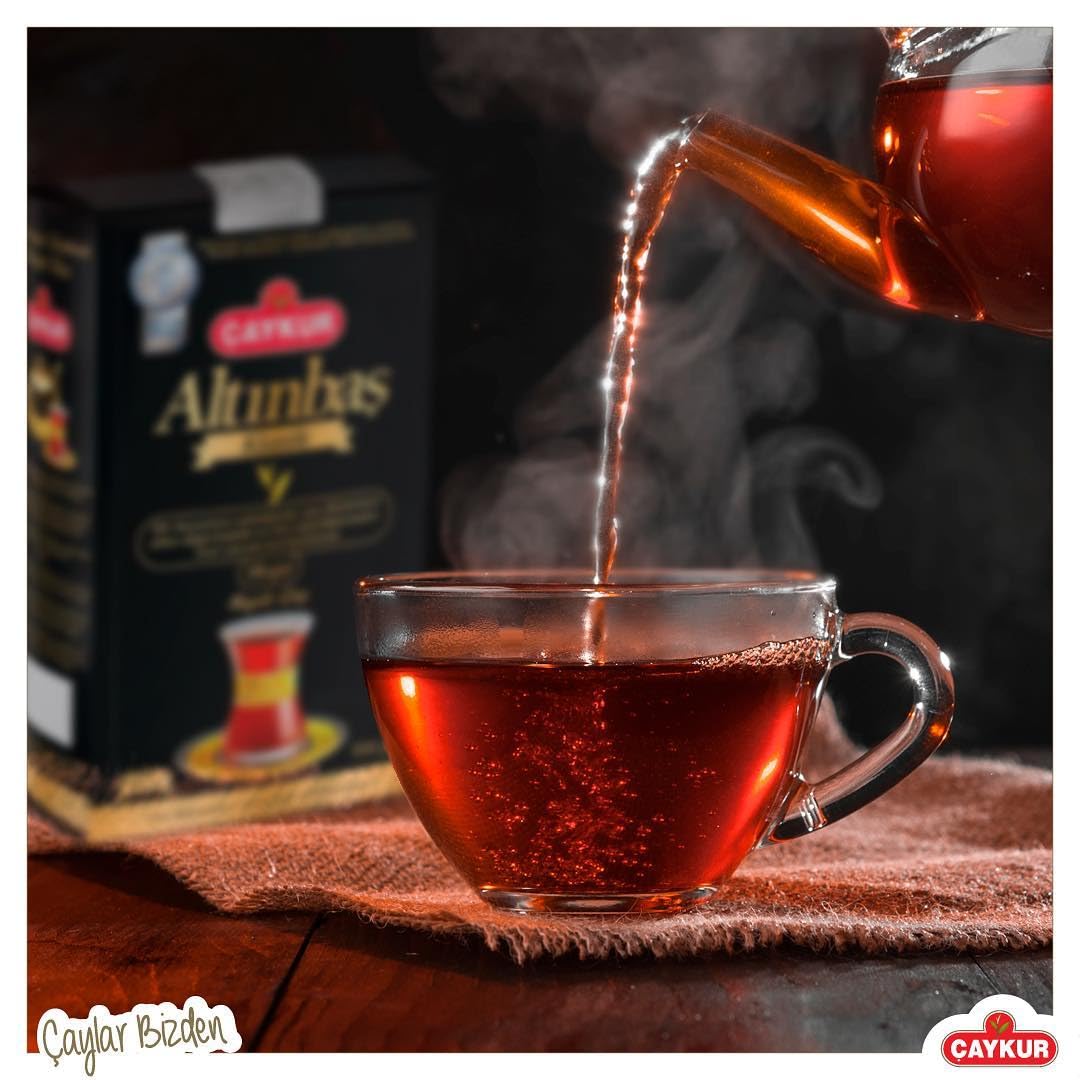 Caykur Altinbas Golden Tips in a Turkish teapot evokes traditional tea rituals.