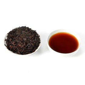 ChaWuWarmSun JinYaGongTing tea cake crumble on teaspoon for ready infusions.