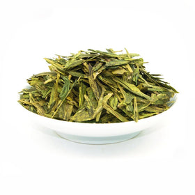 ChaWuWarmSun LongJing brew-pour view highlights aroma and smooth extraction.