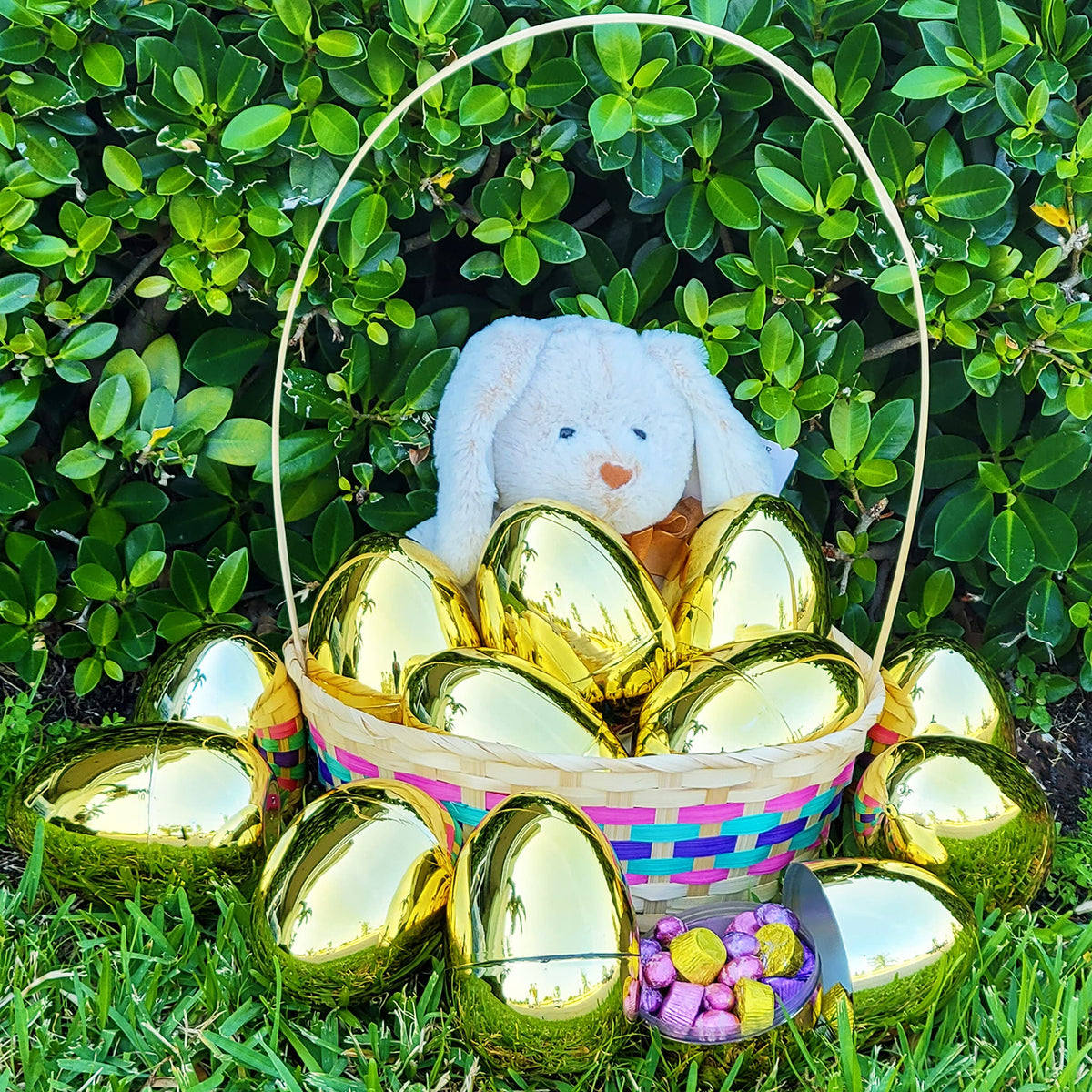 Chochkees metallic gold 6-inch eggs glow as premium party favors.