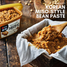 Chung Jung One Doenjang jar pouring, ideal for jjigae and dipping sauces