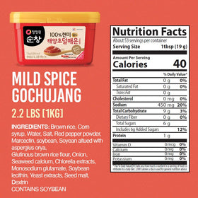 Chung Jung One gochujang mild spoon demonstrating creamy texture for easy mixing.