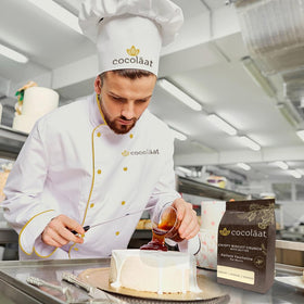 Cocolaat Feuilletine chocolate-pairing enhances layered cake texture.