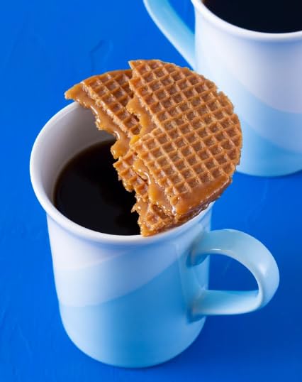Daelmans Stroopwafel warm on cup: heat gently on your cup for melty syrup.