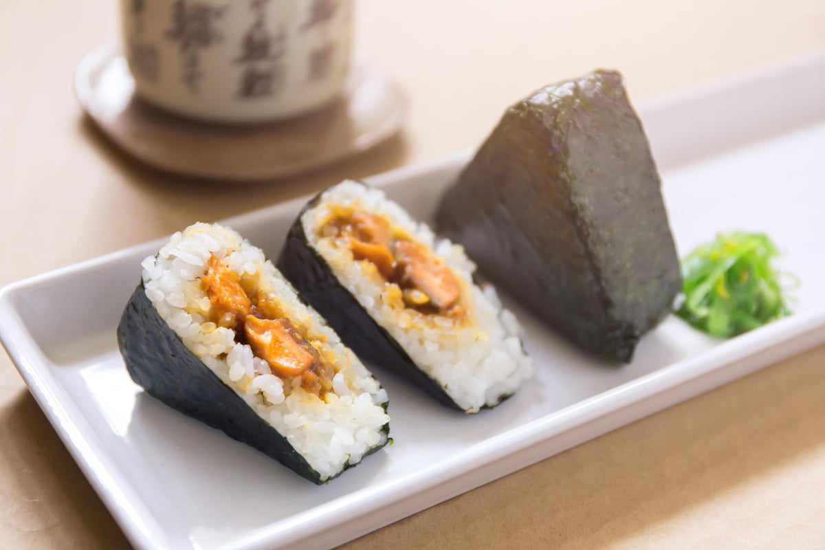 DAGAGAM gimbap assembly with seaweed sheets for creative lunches.