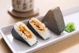 DAGAGAM gimbap assembly with seaweed sheets for creative lunches.