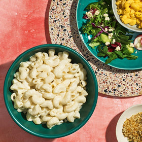 Daiya Deluxe Cheezy Mac serving bowl with creamy, dairy-free noodles.