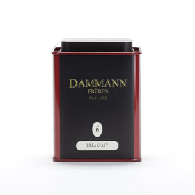 Dammann Freres Breakfast Tea steeping action, ideal for a 4–5 minute infusion.