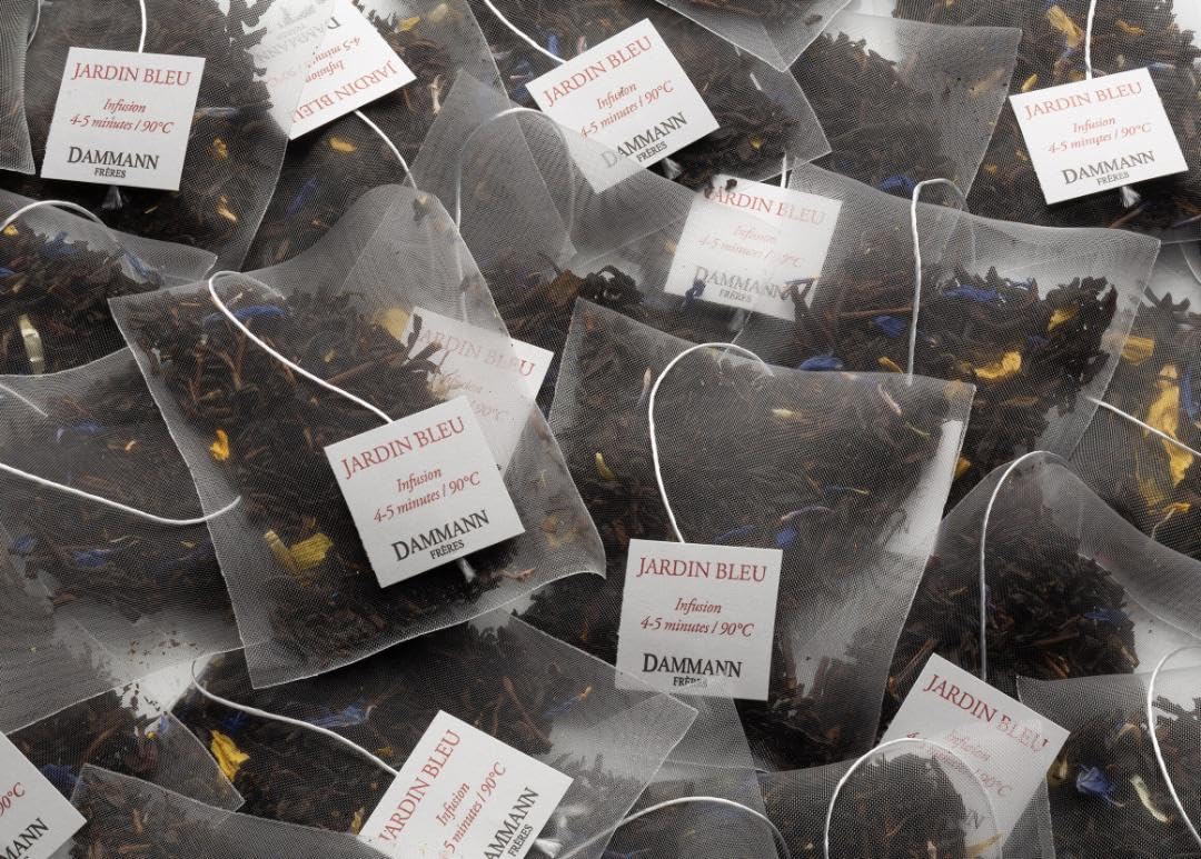 Jardin Bleu tea bags show strawberry and rhubarb notes, ideal for iced tea.