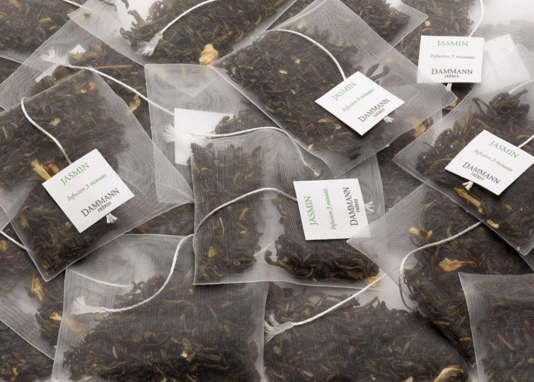 Dammann Freres Vert au Jasmin tea bag steeping to release jasmine aroma