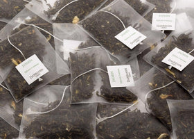Dammann Freres Vert au Jasmin tea bag steeping to release jasmine aroma